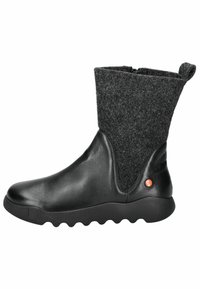 Botín de cuero negro hasta el tobillo con parte superior de fieltro gris, puntera redondeada y suela de goma texturizada con un patrón en forma de ola; detalle del logo rojo en el lateral.