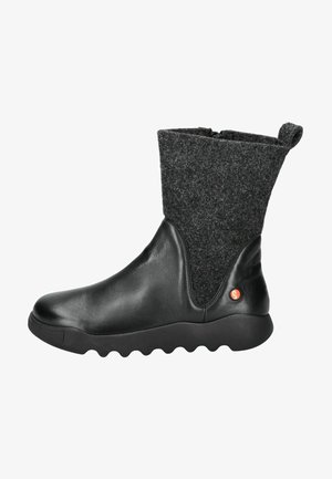 Botín de cuero negro hasta el tobillo con parte superior de fieltro gris, puntera redondeada y suela de goma texturizada con un patrón en forma de ola; detalle del logo rojo en el lateral.