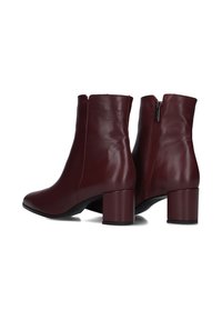 Bordeaux leren enkelboots met een hoge, vierkante hak en een rits aan de zijkant. Glad oppervlak en een perfecte pasvorm.