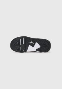 Crno-bijela guma potplata tenisica s teksturiranim gumenim dijelom, uzorcima za prianjanje i Jumpman logom u sredini. Prisutni su heksagonalni i kružni detalji za grip.