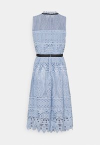 Robe sans manches bleu clair avec un motif en dentelle complexe, décolleté à crans et détail de ceinture noire à la taille. L'ourlet présente un bord cranté.