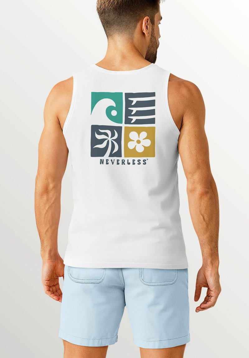 Weißes Tanktop mit einem grafischen Design auf der Rückseite, das aus vier Quadraten mit abstrakten Mustern in Türkis, Grau, Gelb und Weiß besteht, beschriftet mit "NEVERLESS."