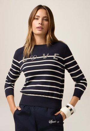 Marine gestreepte sweater met witte lijnen, voorzien van versierde "LOVE" tekst aan de voorkant. Zacht materiaal en een aansluitend ontwerp met driekwartmouwen.