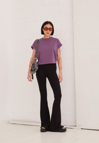 Urban Classics - LADIES SHORT PIGMENT DYE CUT ON SLEEVE TEE - Osnovna majica kratkih rukava - duskviolet Minijatura 1