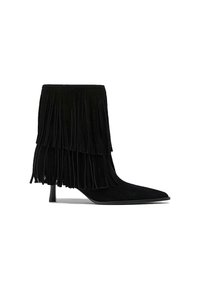 Stivale alla caviglia in suede nero con dettagli a frange sovrapposte e tacco sottile di altezza media, mostrato in profilo su uno sfondo bianco.