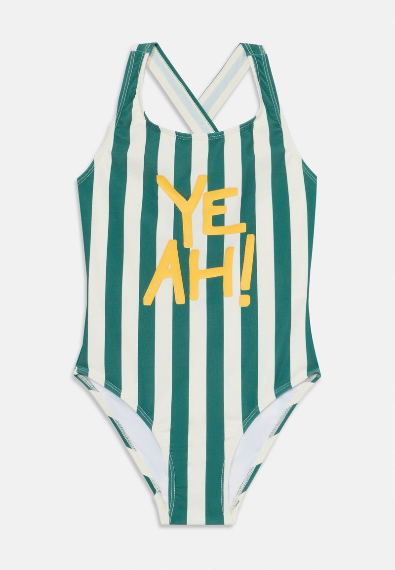 Πράσινη και λευκή ριγέ μαγιό με παιχνιδιάρικο κίτρινο γραφικό "YE AH!", διαθέτοντας σχέδιο με σταυρωτή πλάτη και απαλό υφασμάτινο υλικό.