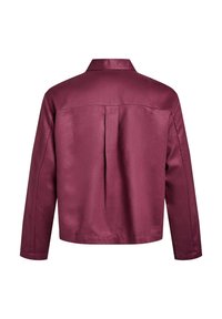 Burgundowa satynowa koszula z długim rękawem, ze spiczastym kołnierzykiem, plisą z tyłu i prostym dołem. Gładka tekstura z subtelnym połyskiem.