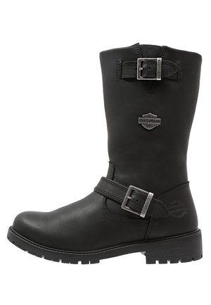 Botte de moto en cuir noir mi-mollet avec semelle crantée, deux boucles argentées et logo Harley-Davidson sur la tige et le talon.