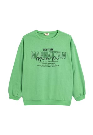 Sudadera verde con cuello redondo, puños elásticos y dobladillo. Presenta un texto impreso que dice "NUEVA YORK MANHATTAN Número Uno" en negro.