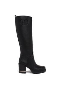 Stivale alto in pelle nera con punta rotonda, tacco a blocco e logo impresso sul gambale. La texture liscia e il design elegante ne esaltano la forma.