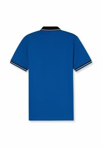 Polo blu con maniche corte, colletto nero con strisce bianche e una texture pulita e liscia. Design semplice e classico.