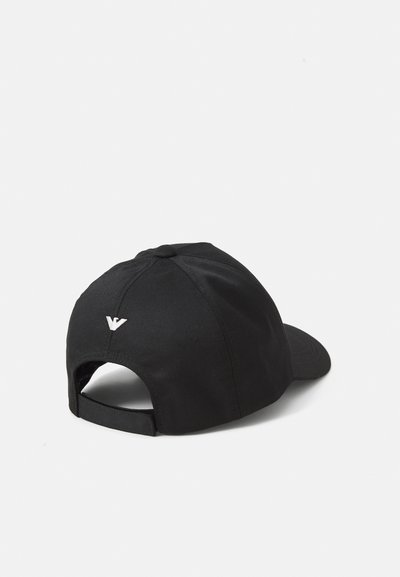 Casquette noire avec une visière courbée, fabriquée en tissu durable. Présente un logo brodé blanc à l'arrière et une sangle ajustable.