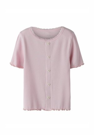 Różowa prążkowana bluzka z krótkim rękawem z falbaniastym dekoltem, pięcioma guzikami z przodu i falbaniastymi brzegami na rękawach i u dołu.