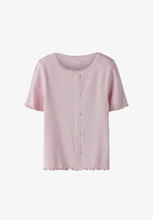 Haut rose à manches courtes côtelé avec un col festonné, fermeture à cinq boutons sur le devant, et des bords volants aux manches et à l'ourlet.