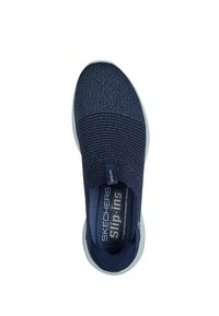 Zapato slip-on de color azul marino, hecho de una tela texturizada con parte superior elástica, plantilla de espuma con memoria refrigerada por aire y suela de goma blanca.