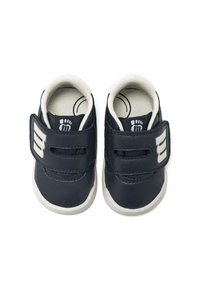 Zapatos de piel para toddlers en azul marino con suelas de goma blanca, tiras de Velcro y detalles plateados. Forma redondeada con un interior suave.