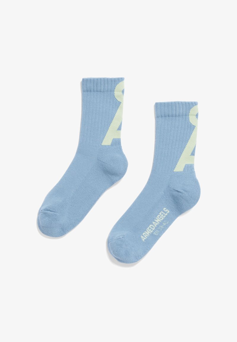 Hellblaue Socken mit gerippten Bündchen zeigen an der Seite einen großen mintgrünen Buchstaben "A" und Branding in Weiß auf der Unterseite.