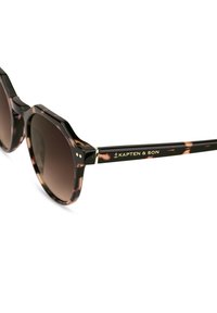 Sluneční brýle v želvovinovém designu s geometrickým rámečkem, gradientními hnědými skly a zlatým potiskem na stranicích. Mají silnou, lesklou texturu.