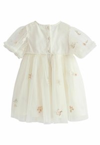 Robe blanche avec de courtes manches bouffantes en voile, détails floraux brodés, taille froncée et fermeture à boutons dans le dos. Superposition transparente.