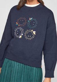 Marinblå sweatshirt med överdimensionerade ärmar, prydd med fyra färgglada smileys i cirklar med blad. Ribbad mudd och nederkant.