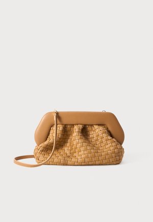 Borsa a tracolla intrecciata color beige con parte superiore liscia marrone, forma arrotondata e tracolla removibile. Presenta pieghe e una superficie testurizzata.