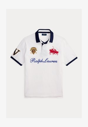 Balta polo krekls ar tumši zilu apkakli un aprocēm, ar sarkanu izšūtu zirga logo un tekstu. Ietver zelta plāksterus ar numuriem un emblēmām.