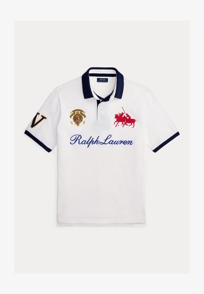 Wit poloshirt met marineblauwe kraag en manchetten, voorzien van rood geborduurd paardenlogo en tekst. Inclusief gouden patches met nummers en insignes.