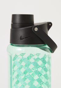 Transparante mintgroene waterfles met een zwarte dop, zijhandgreep en een herhalend lichtmintkleurig 'NIKE' logo patroon. Glad oppervlak.