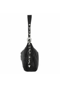 Zwarte leren tas met een puntige bodem, voorzien van een decoratieve strap versierd met metalen studs en een glanzende zilveren gesp.
