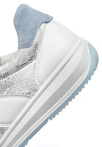 Sneaker bianca con motivo grigio testurizzato, tallone in suede blu, dettagli in pelle liscia e suola traslucida azzurro chiaro.