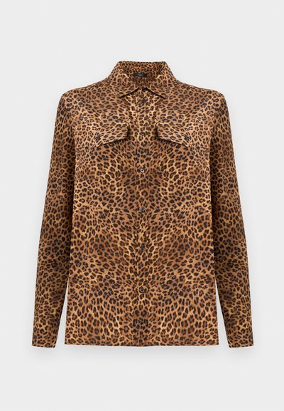 Πουκάμισο με τύπωμα λεοπάρ, γιακά, μακριά μανίκια και δύο τσέπες στο στήθος. Κατασκευασμένο από απαλό ύφασμα σε αποχρώσεις καφέ, μαύρου και μπεζ.