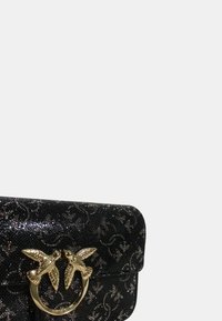 Zwarte handtas met textuur, voorzien van een gouden vogelmotief als sluiting en een gecertificeerd patroon. Compacte rechthoekige vorm met een gladde, glanzende afwerking.