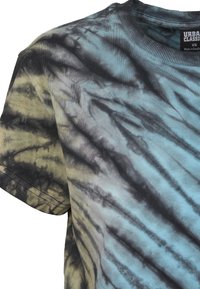 Kortärmad tie-dye t-shirt i nyanser av blått, svart och olivgrönt, med rund halsringning och texturert tyg.