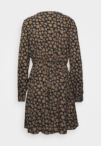 Vestido preto de mangas longas com um padrão floral em verde e rosa, apresentando uma cintura ajustada e uma saia rodada.