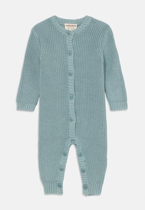 Hellesblaues gestricktes Babystrampler mit langen Ärmeln und Druckknöpfen an der Vorderseite und an den Beinen für ein einfaches Ankleiden.