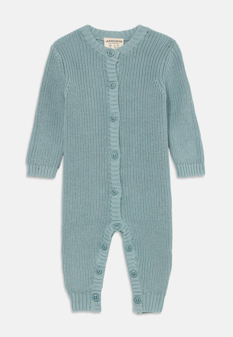 Macacão de bebé tricotado azul claro com mangas longas e botões de pressão na frente e nas pernas para facilitar o vestir.