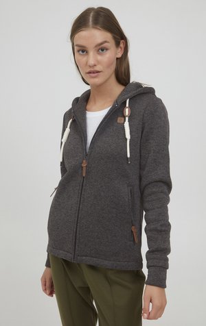 Hoodie gris zippé en tissu doux, doté d'une capuche avec cordon de serrage, de deux poches latérales et d'accents en cuir marron.