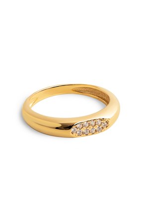 Anello in tono oro caratterizzato da una banda liscia con un grappolo di piccole pietre trasparenti incastonate in un accento texture su un lato.