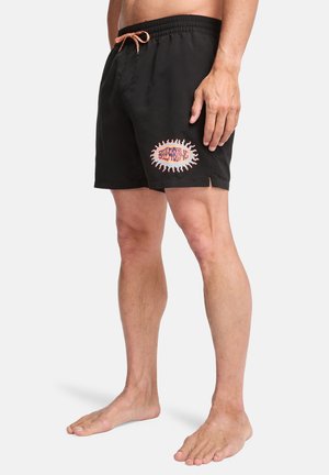 Zwarte zwemshorts met een elastische tailleband, oranje trekkoord, zijslitsen en een kleurrijk logoplaatje met zonnestraalaccenten.