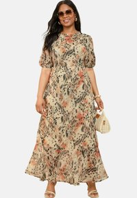 Maxikleid aus leichtem, mehrfarbigem Stoff mit Leopardenmuster. Kurze Puffärmel, taillierter Schnitt und ausgestellter Saum.