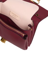 Borsa in pelle bordeaux con finiture dorate, dotata di un interno rosa chiaro e una tasca con zip, che presenta un esterno testurizzato.