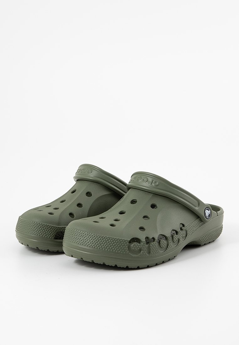 Sabots verts moulés avec des trous de ventilation, bout rond, sangle arrière et semelle texturée. Présente le logo « Crocs » en relief sur le côté.