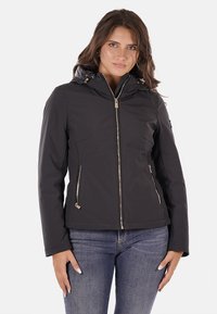 Giacca nera impermeabile con zip frontale, cappuccio, due tasche con zip e dettagli metallici. Realizzata in tessuto liscio e resistente.