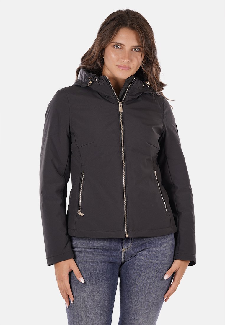 Giacca nera impermeabile con zip frontale, cappuccio, due tasche con zip e dettagli metallici. Realizzata in tessuto liscio e resistente.