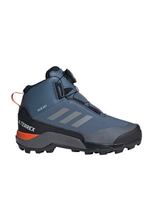 Blauer und schwarzer Wanderstiefel mittlerer Höhe mit orangenen Akzenten, robuster Sohle und Drehverschluss-Schnürsystem, an der Seite mit "TERREX" und "RAIN.RDY" beschriftet.
