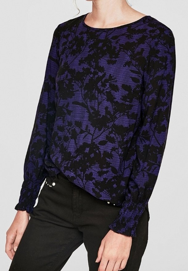 Blusa a maniche lunghe con un motivo floreale viola e nero, realizzata in tessuto leggero con polsini arricciati e scollatura rotonda.