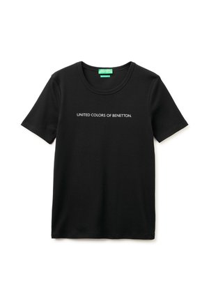 Zwart T-shirt met korte mouwen en ronde hals en witte tekst "UNITED COLORS OF BENETTON" in het midden voor.