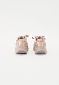 Scarpe da ginnastica rosa chiaro con tomaia strutturata, punta rotonda e suola ammortizzata. Presentano lacci abbinati e dettagli riflettenti.
