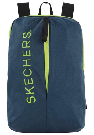 Mochila azul marino con acentos en verde lima, que cuenta con un bolsillo frontal con cremallera, correas de hombro acolchadas y un gran logotipo impreso.