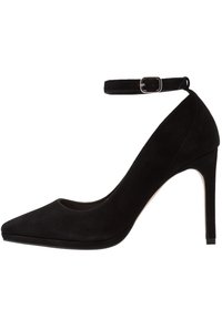 Svart mocka högklackad sko med spetsig tå och ankelrem, med en smal stilettklack och slät yta.